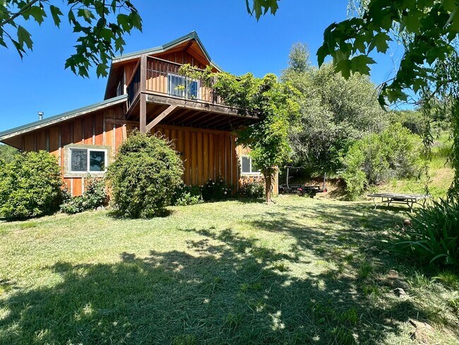 Building Photo - 1 Bedroom 2 Bathroom Home Attached To A La...