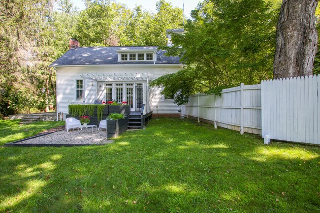 Building Photo - 255 Aspetuck Ridge Rd