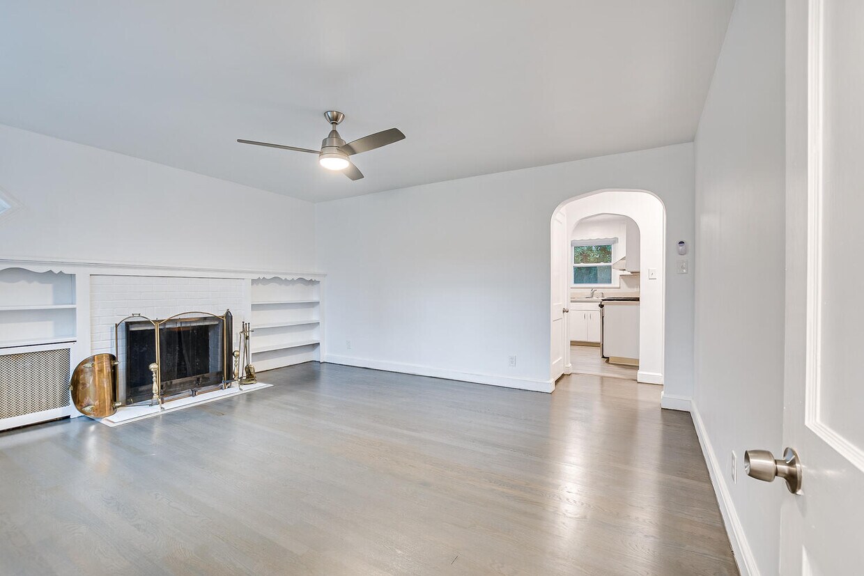 Primary Photo - 64 Boltin St