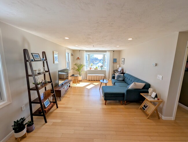 Building Photo - 55 Howland St