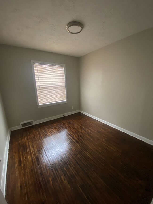 Foto del edificio - 3030 E 37th St