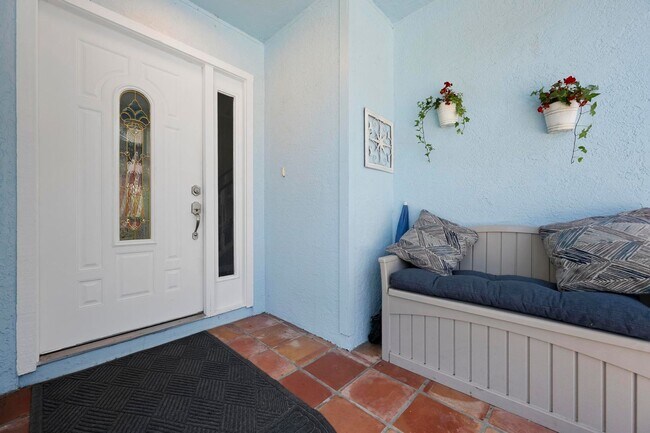 Foto del edificio - ** STUNNING 4 BEDROOM 2 FULL BATH/ 2 HALF BATH HOME WITH A PRIVATE POOL LOCATED JUST MINUTES FROM...