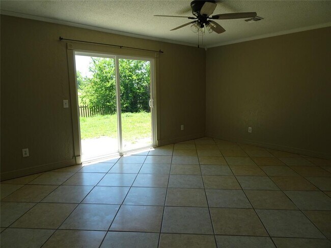 Building Photo - 600 Oak Creek Dr