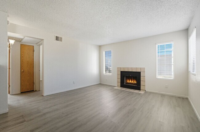 Foto del edificio - Charming 2-Bedroom Downstairs Unit with Fi...