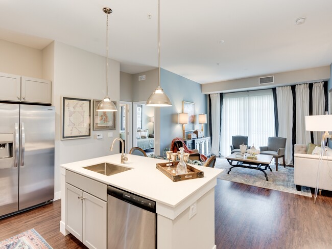 Amplia cocina y sala de estar - Everleigh Naperville 62+ Apartment Homes