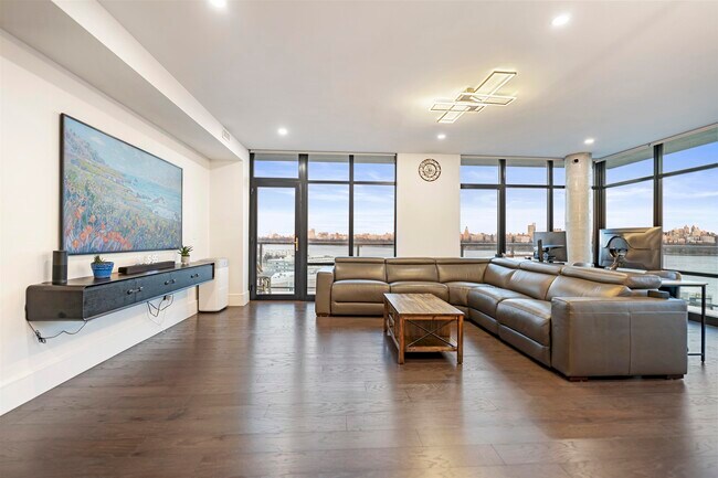 Foto del edificio - 8701 Churchill Rd
