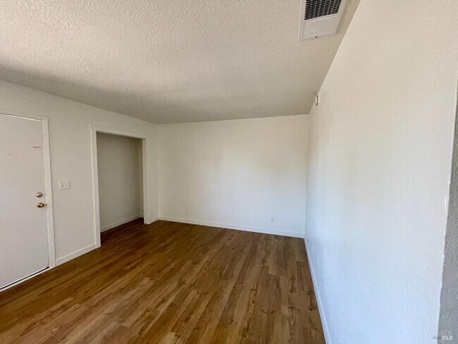 Building Photo - 2424 Kenton Ct