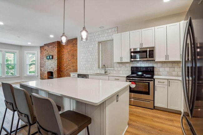 Building Photo - 1386 Neil Ave