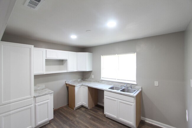 Building Photo - Cute ! Cute! Cute! New on the Market and Newly Renovated!
