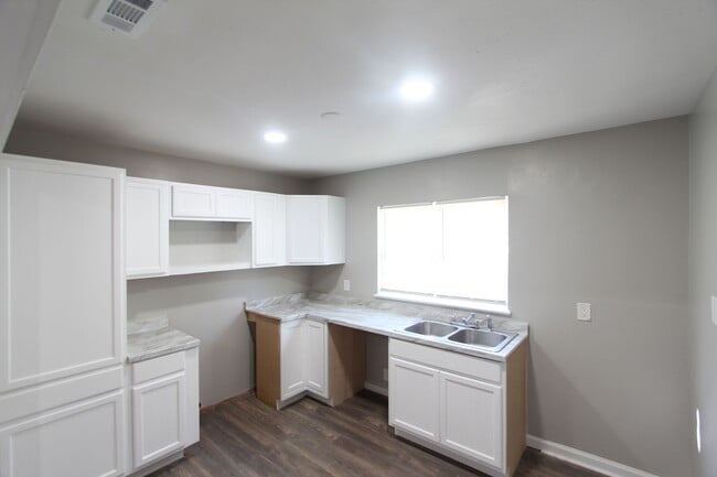 Foto del edificio - Cute ! Cute! Cute! New on the Market and Newly Renovated!