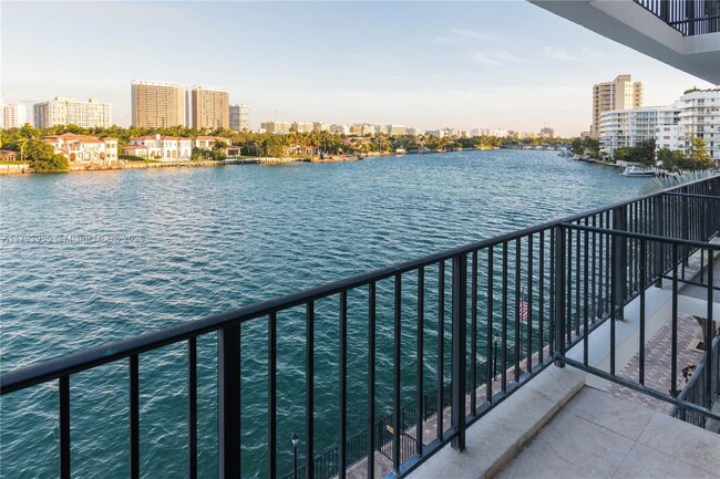 Foto del edificio - 10101 E Bay Harbor Dr