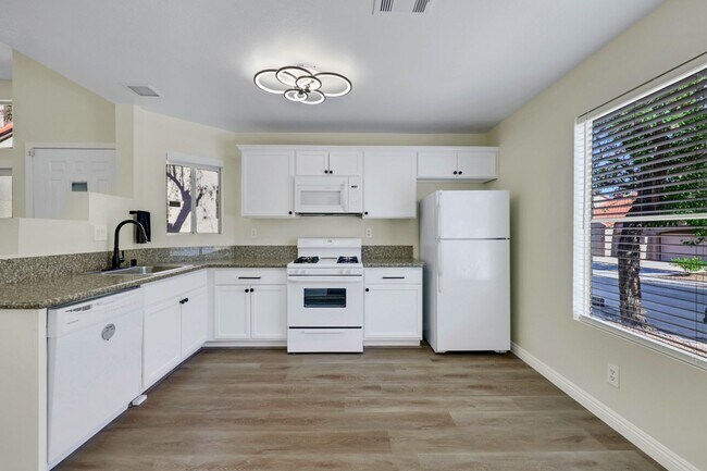 Foto del edificio - Fully Furnished 2 bedroom Townhome