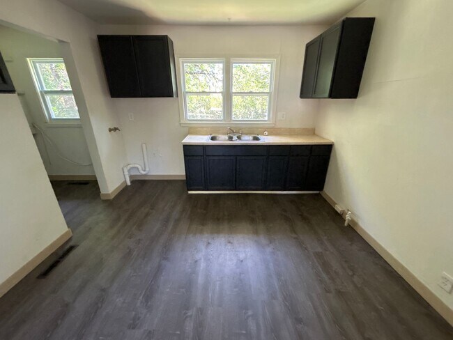 Building Photo - 3 bed 1 Bath Huge backyard Section 8 avail...