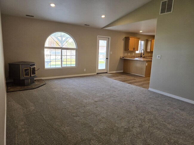 Foto del edificio - Spacious 3 Bed | 2 Bath on Large Corner Lot – Twin Falls