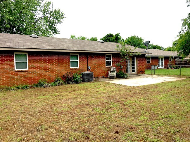 Building Photo - 1619 Village Dr
