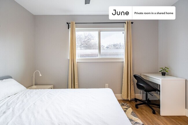 Foto del edificio - Private bedroom in 5 bed/2 bath Home