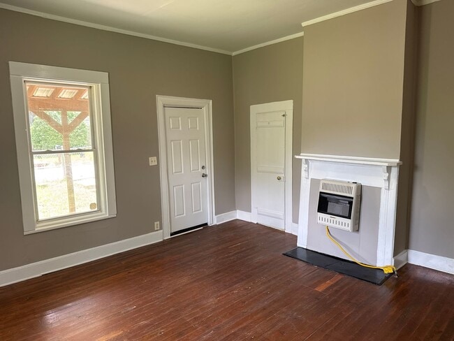 Building Photo - 2 Bed 1 Bath Home