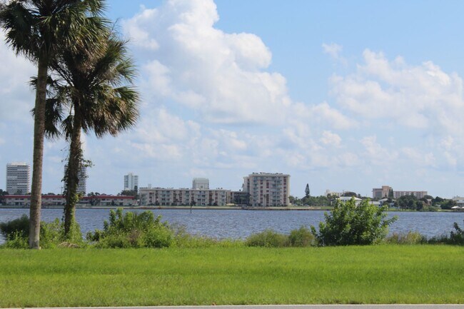 Building Photo - 3 bed 2.5 bath with pool on the river.