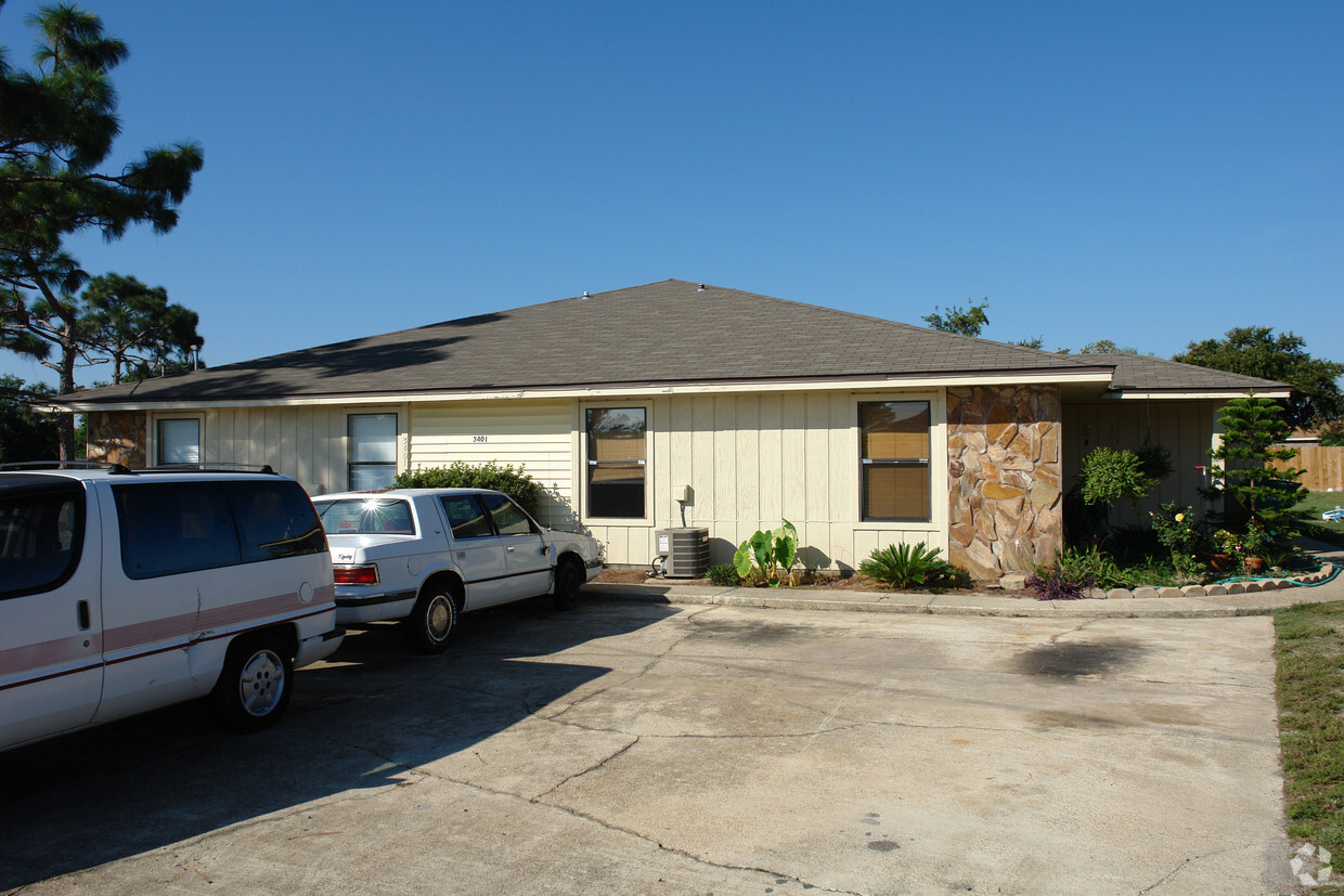Primary Photo - 3401 Green Briar Cir