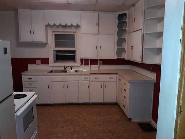 Building Photo - 905 N Dodge St