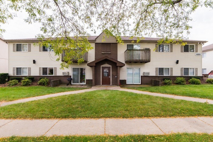 Primary Photo - 820 Edgebrook Dr