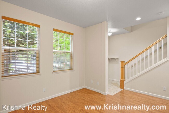 Building Photo - 3 br, 3 bath House - 6006 NE Maidstone St