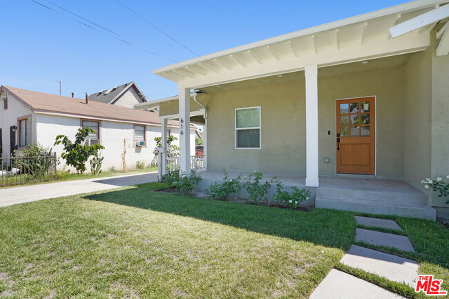 Building Photo - 616 Royal Oaks Dr