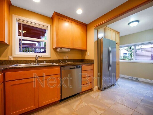 Building Photo - 2547 NE 85th St