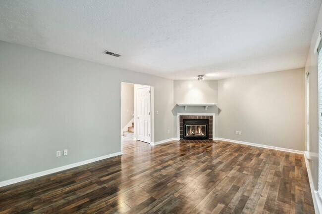 Foto del edificio - 377 Huntington Ridge Dr