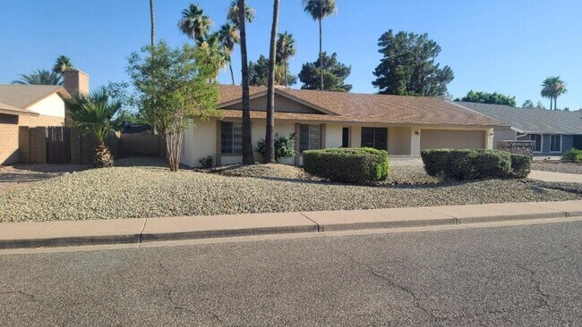 Foto del edificio - 3-bedroom with pool on large lot in North ...