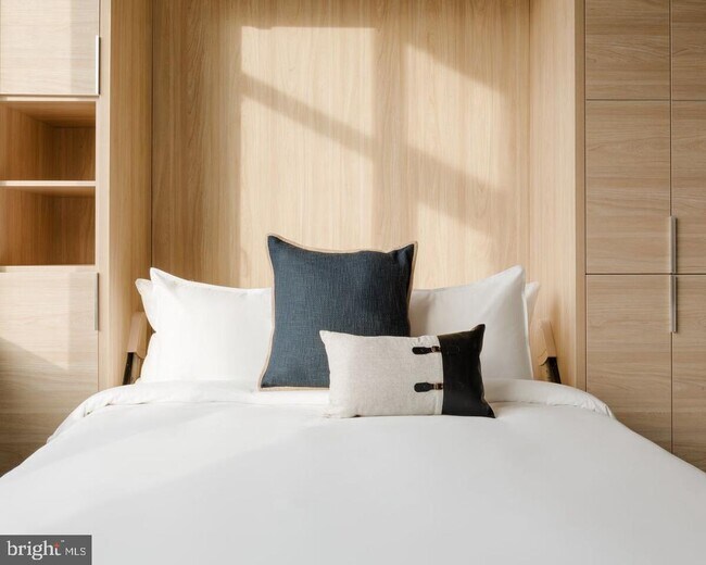 Building Photo - 313 Race St