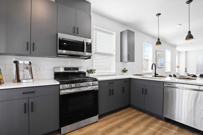 Foto del edificio - 3BD/2.5BA Brand New Townhomes in the heart of Longmont! Available 2/1/26!