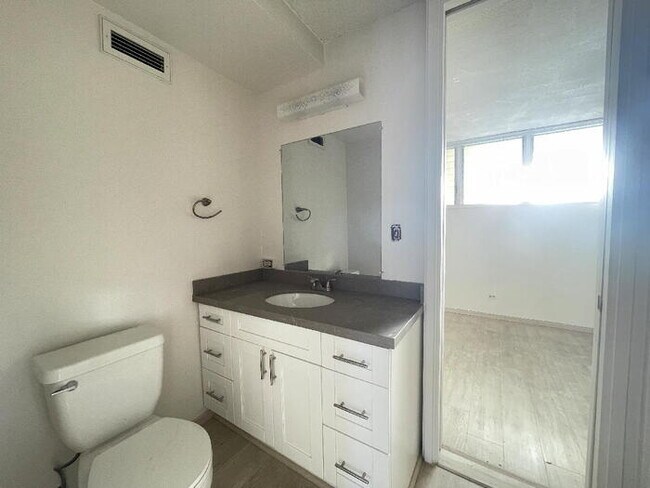Building Photo - WOODROSE 2/dual/1 end unit, sec, W/D, D/W,...