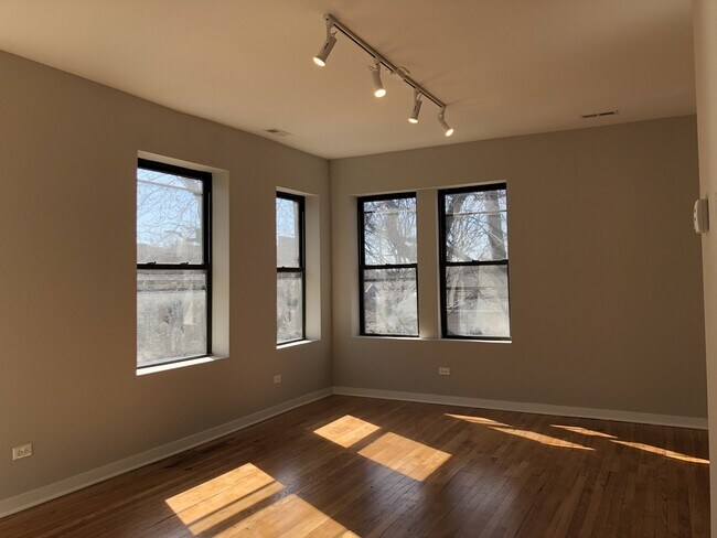 Foto del edificio - 4821 N Christiana Ave