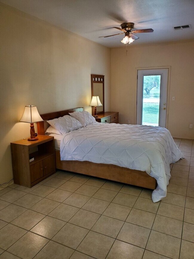 Foto del edificio - Charming 1BR Barndominium in Brackettville on Fort Clark Springs