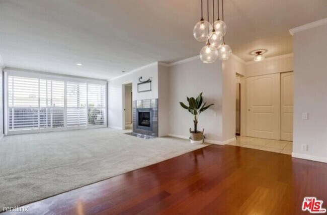 Building Photo - 2 br, 1 bath Condo - 809 S Bundy Dr Apt 304
