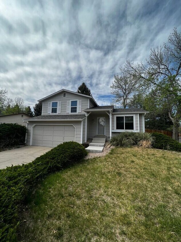 Foto principal - 3 bed, 1 bath Tri-level Home in Foxstone N...