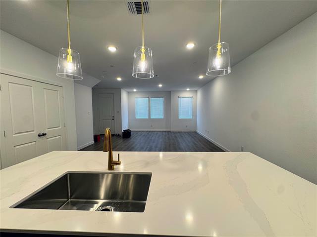 Building Photo - 5720 Lakeview Dr