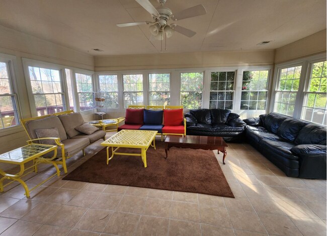 Foto del edificio - Room in House on Edith Ave
