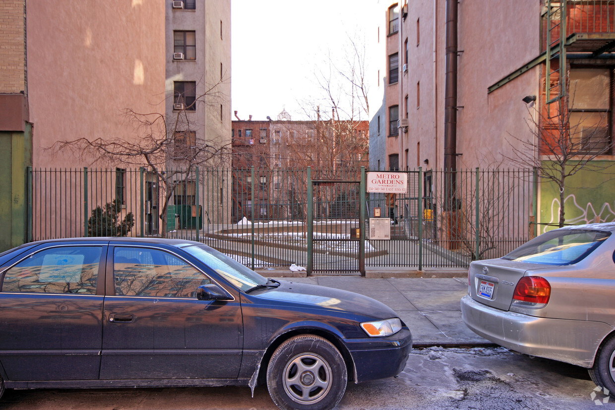 Building Photo - 334 E 105th St