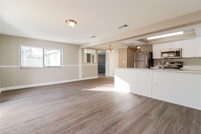 Foto del edificio - 6402 Bandura Ave