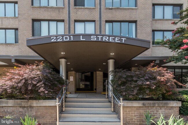 Entrada del edificio - 2201 L St NW