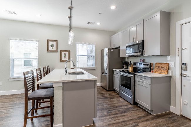 Building Photo - 142 W 5th St Building Photo - 142 W 5th St