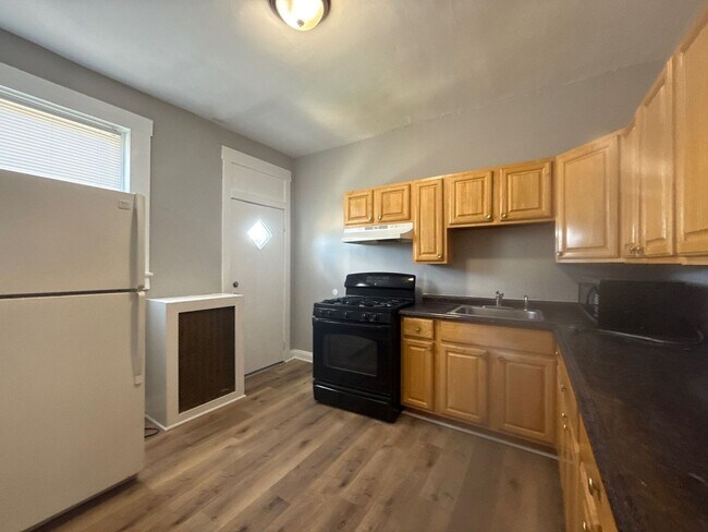 Building Photo - Three Bedroom Home In Baltimore