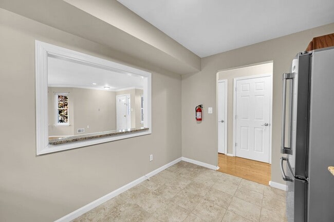 Building Photo - 157 Tulip Ln