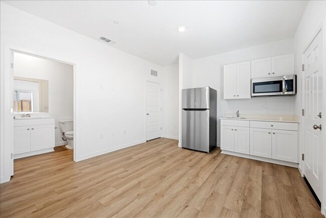 Building Photo - 3685 Vestland Ct