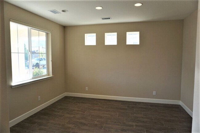 Building Photo - Like new in Damonte Ranch area!