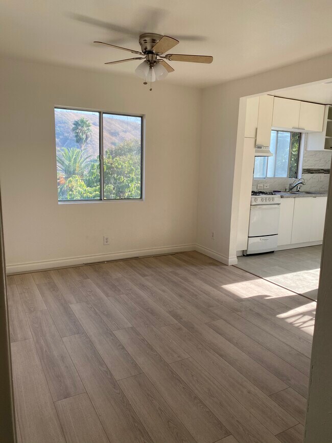 Large living room with open concept - 4400 Tourmaline St