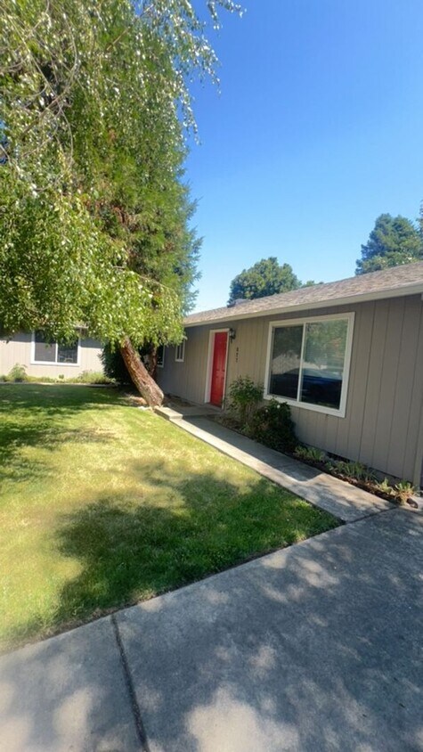 Foto principal - 627-629 SW Balsam Rd