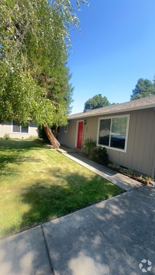 Building Photo - 627-629 SW Balsam Rd